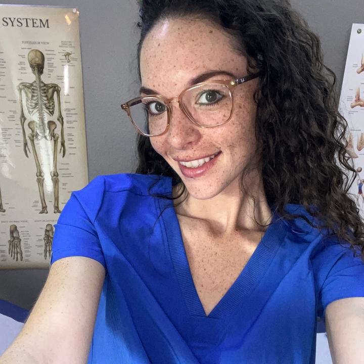 🦄 @cutebrunettedoctor - Emma H 💙🩺